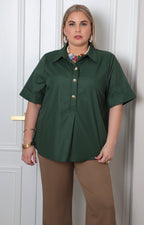Blusa camisera curvy de Boutiquemirel con botones dorados, en color blanco, con cuello y manga larga visible en la imagen.