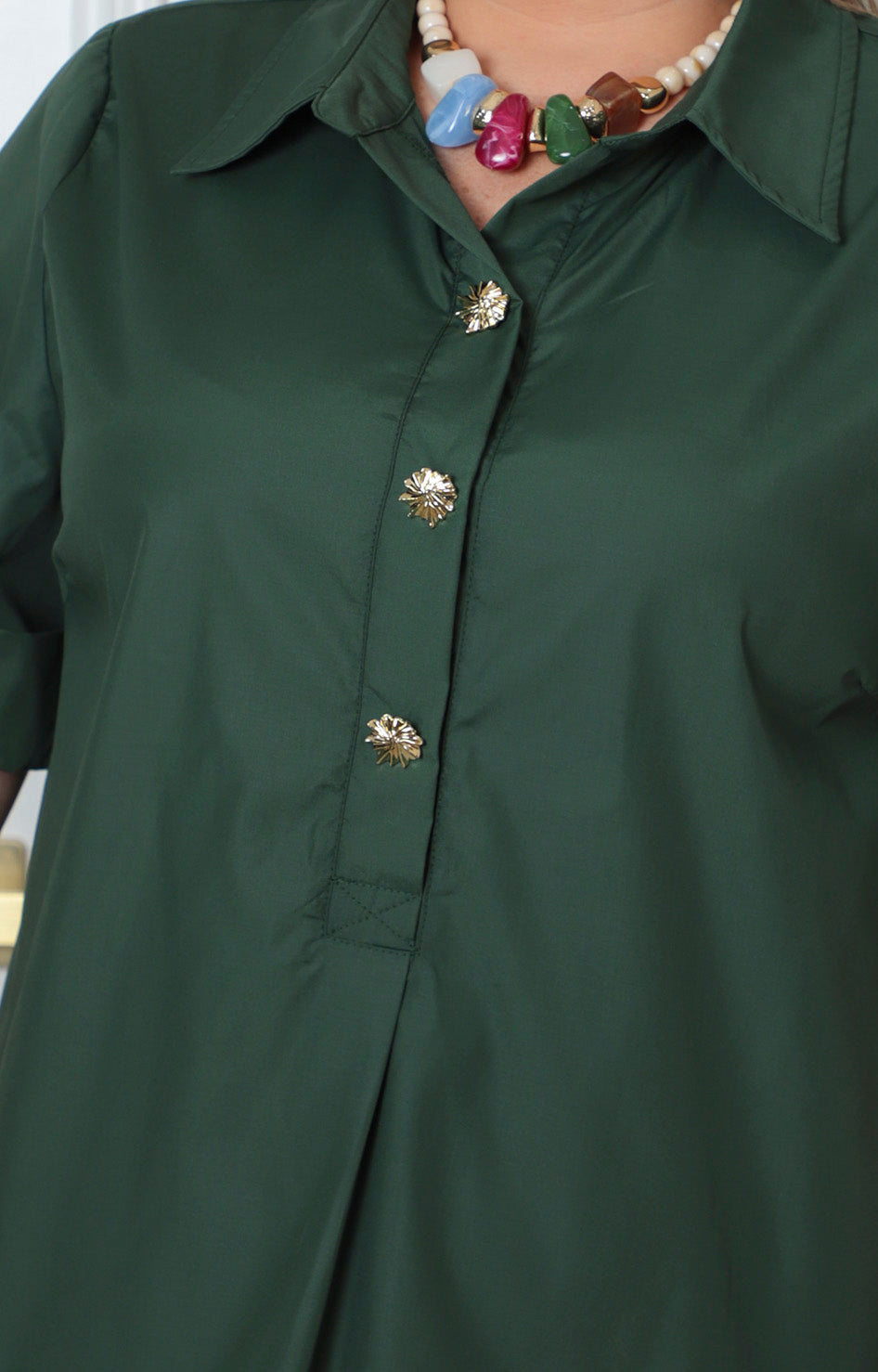 Blusa camisera curvy Boutiquemirel con botones dorados, tela suave y diseño elegante, vista frontal en color claro.