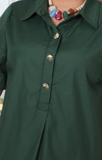Blusa camisera curvy Boutiquemirel con botones dorados, tela suave y diseño elegante, vista frontal en color claro.