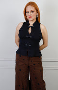Blusa roja sin manga con cierres chinos