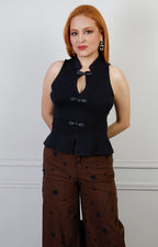 Blusa roja sin manga con cierres chinos