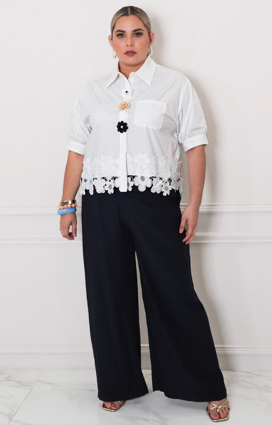 Blusa blanca con flores - BLUSAS CURVY Boutiquemirel 