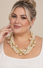 Collar llamativo de perlas en varias vueltas