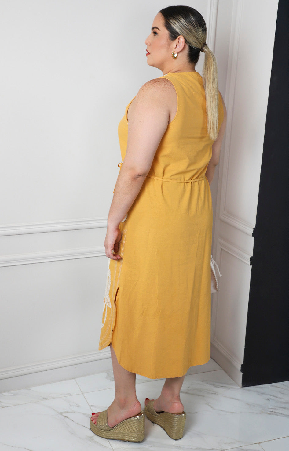 Vestido con bordado floral