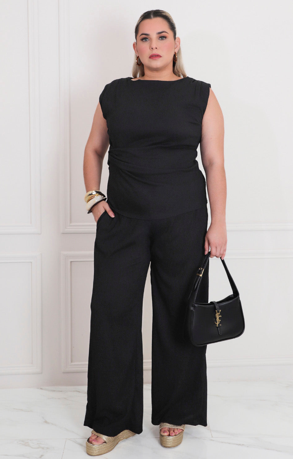 Conjunto liso con fruncido