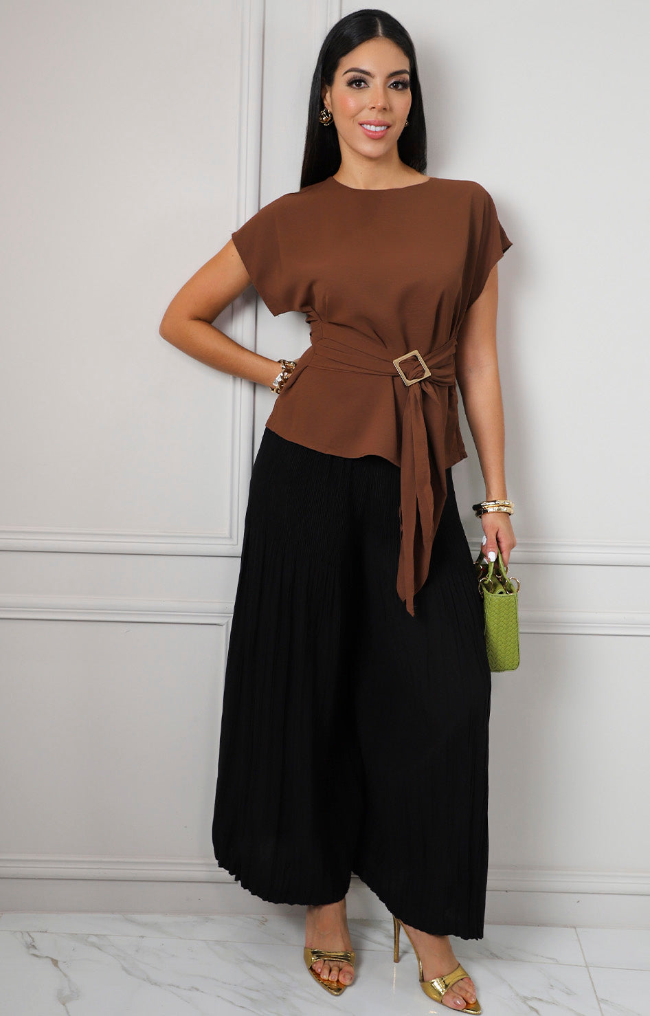 Blusa café con hebilla dorada