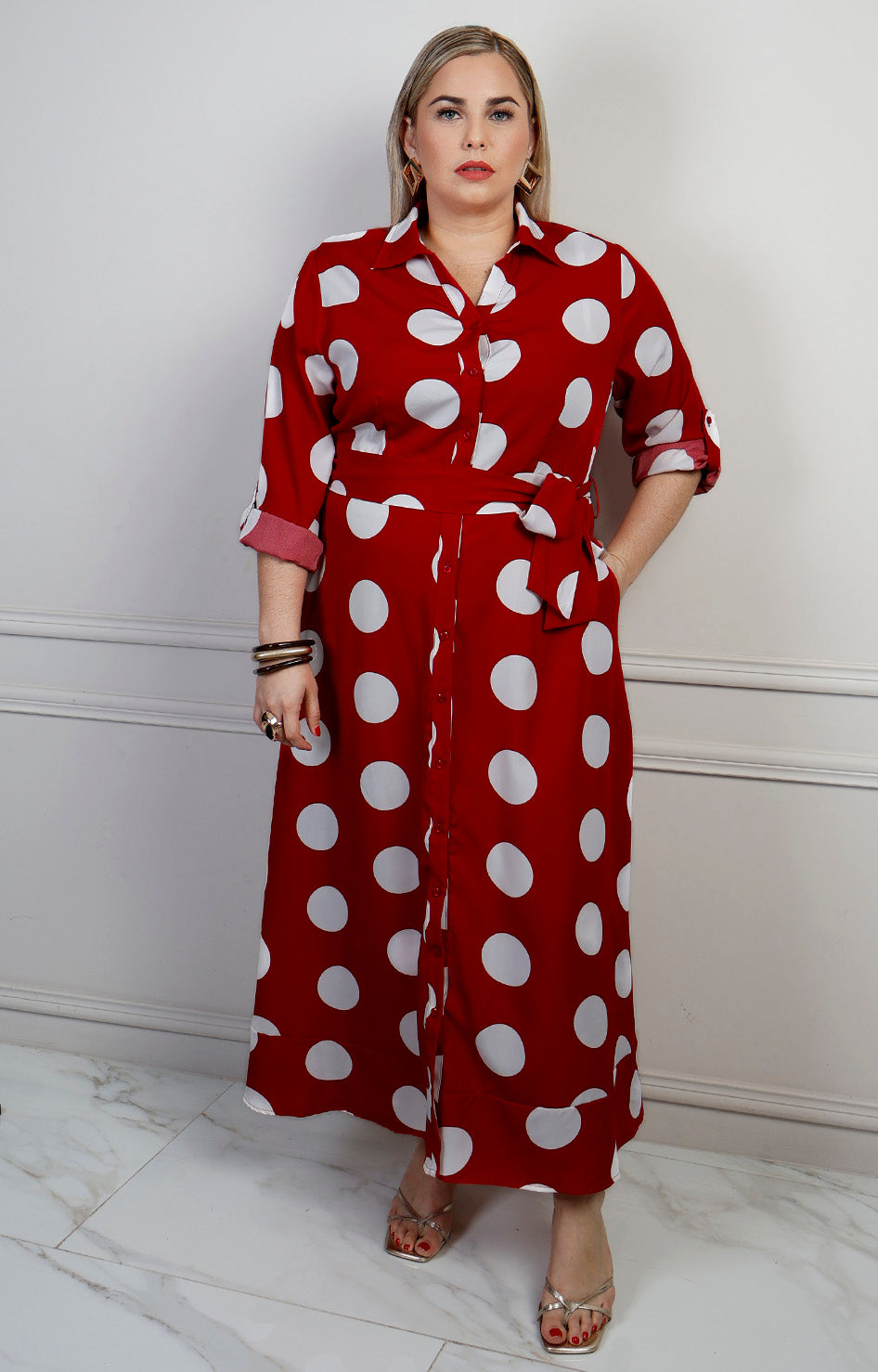 Vestido largo con cinturón y estampado de puntos