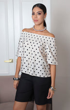Blusa con cuello fruncido y estampado de lunares