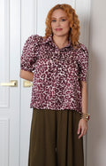 Blusa estampado animal print con mangas globo