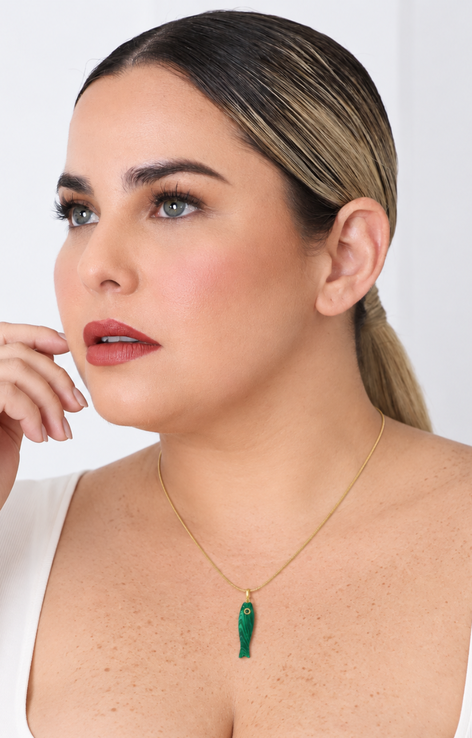 Collar fino con dije de piedra natural