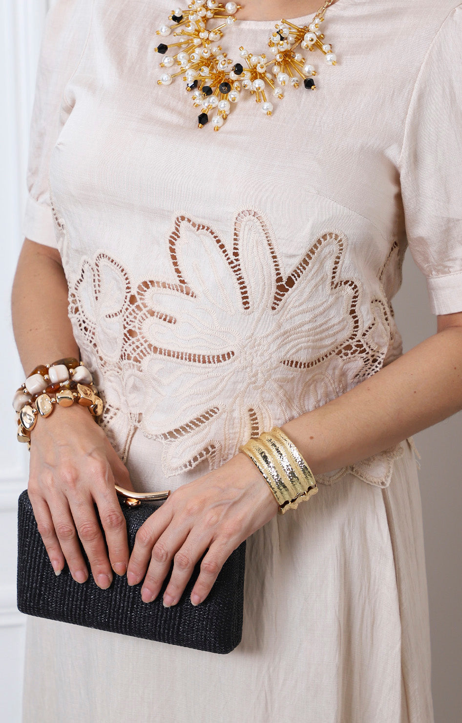Conjunto beige con bordado floral