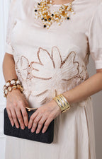Conjunto beige con bordado floral