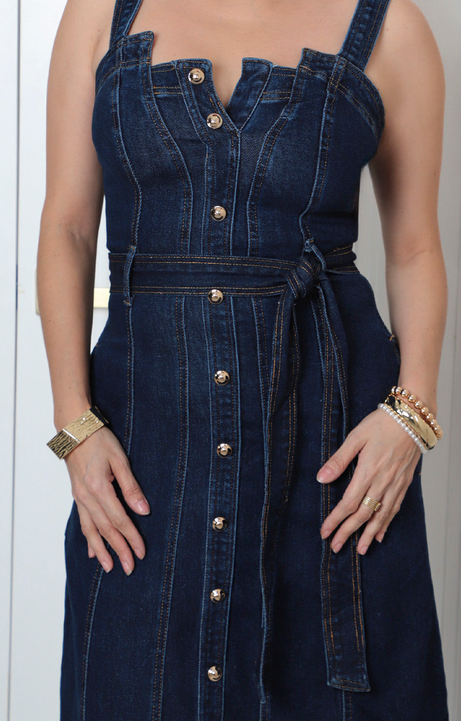 Vestido midi de mezclilla con tirantes de la marca Boutiquemirel, estilo regular y diseño moderno en color azul.