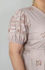 Vestido corto con bordados florales