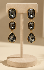 Aretes largos con piedras negras de Boutiquemirel, diseño de chapa elegante y llamativo