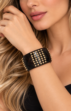 Brazalete ancho café con tachones dorados