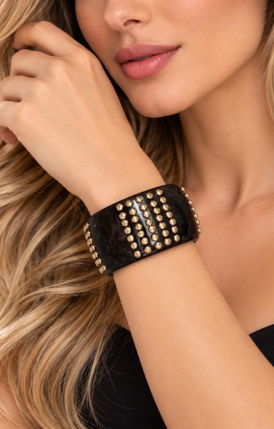 Brazalete ancho café con tachones dorados