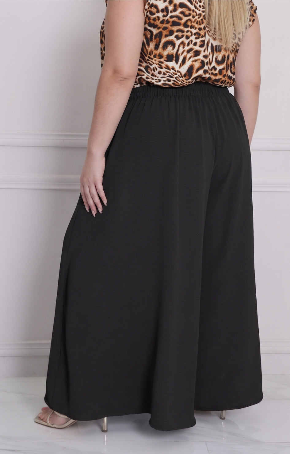 Pantalón curvy de corte amplio de la marca Boutiquemirel, diseño moderno y cómodo para un estilo casual.