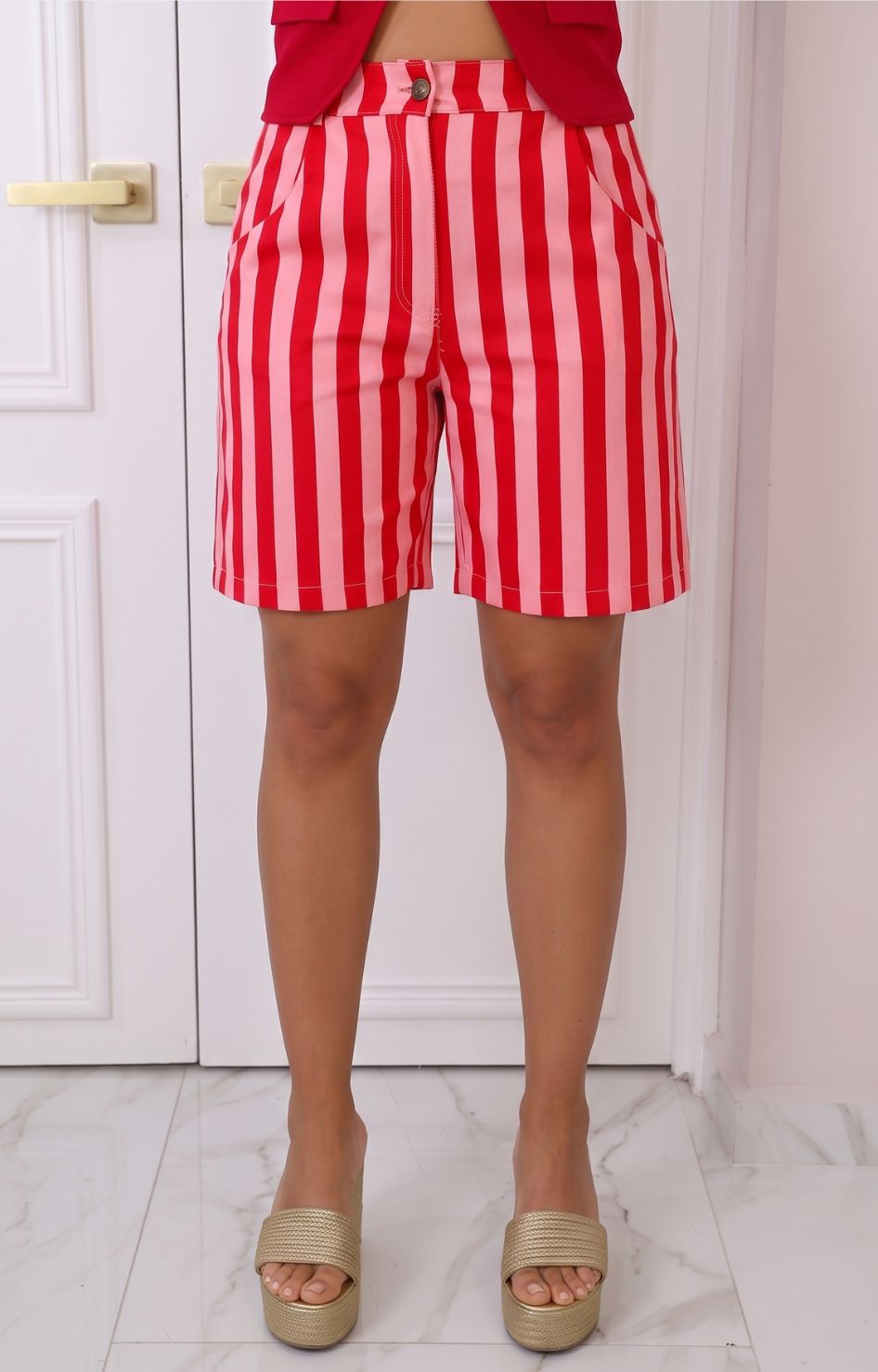 Short bermuda con rayas rojas