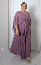Vestido largo lila con olanes y broche