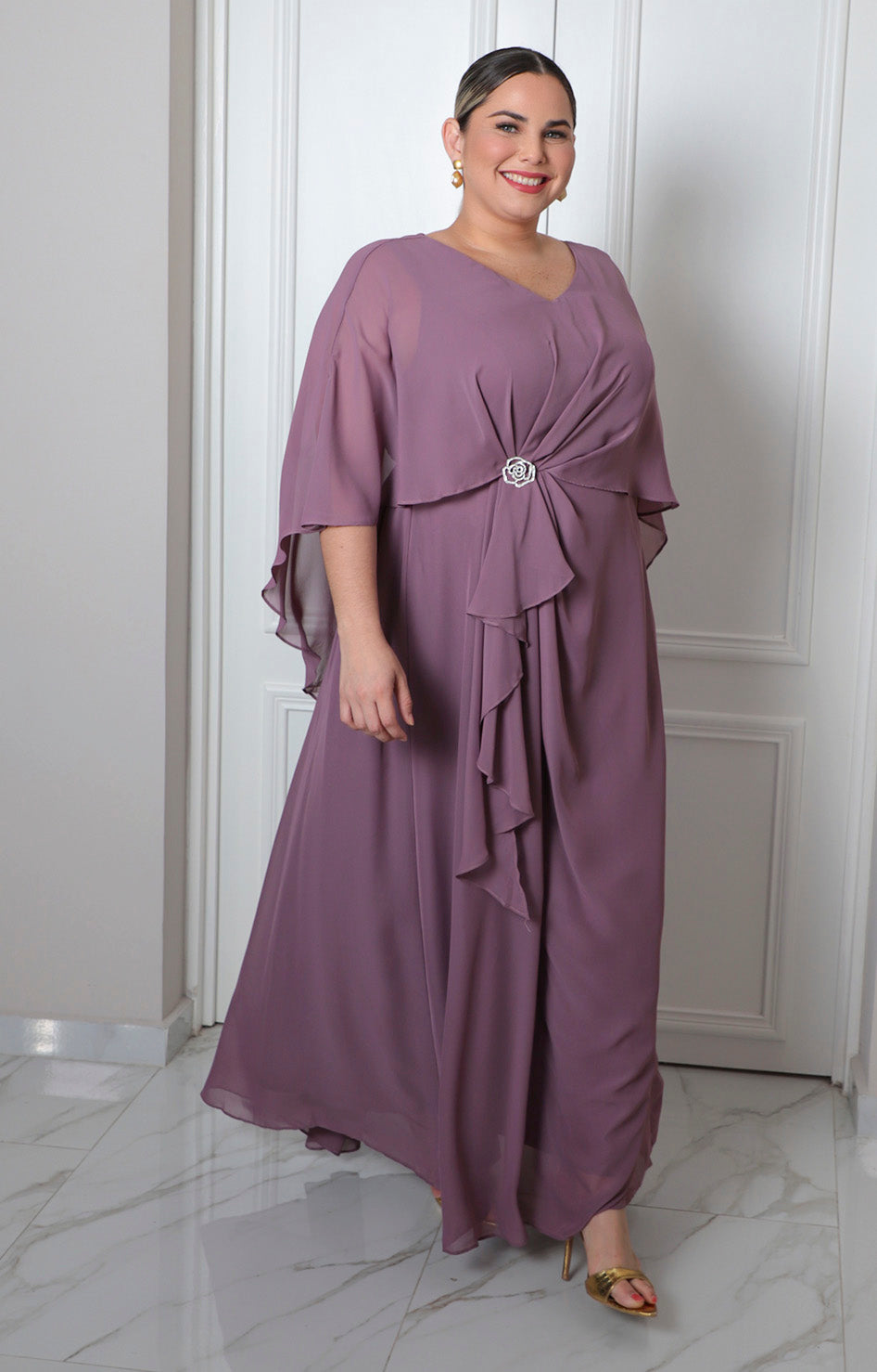 Vestido largo lila con olanes y broche