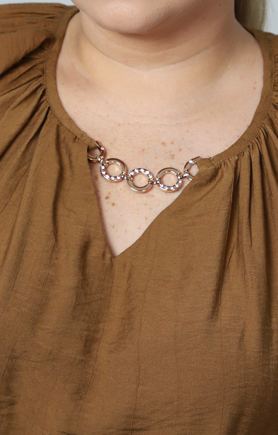 Conjunto con blusa escote en V y detalle dorado