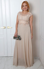 Vestido beige largo con encaje floral