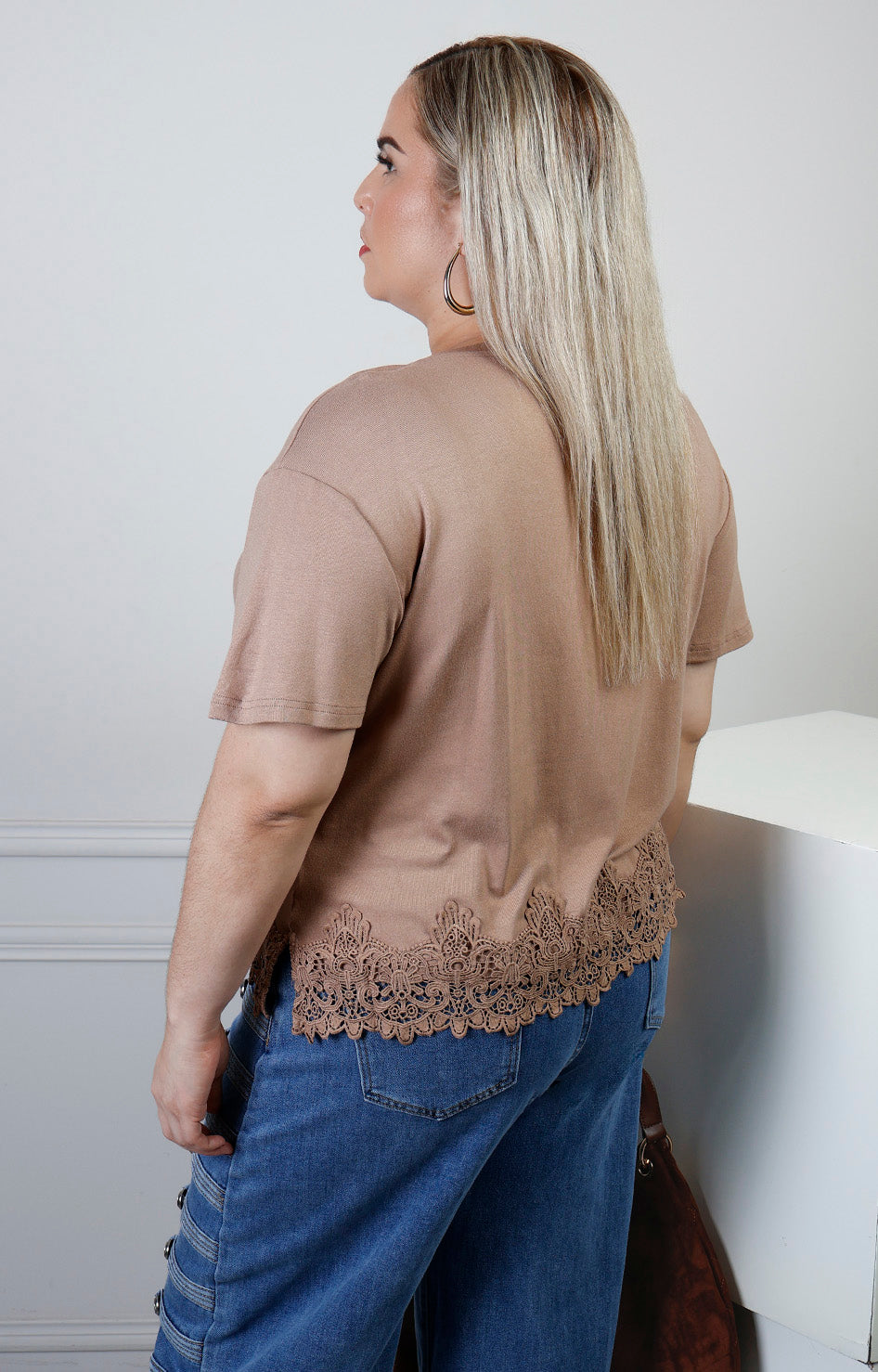 Blusa curva de Boutiquemirel con detalles de encaje en la parte superior y mangas largas, estilo elegante y femenino.