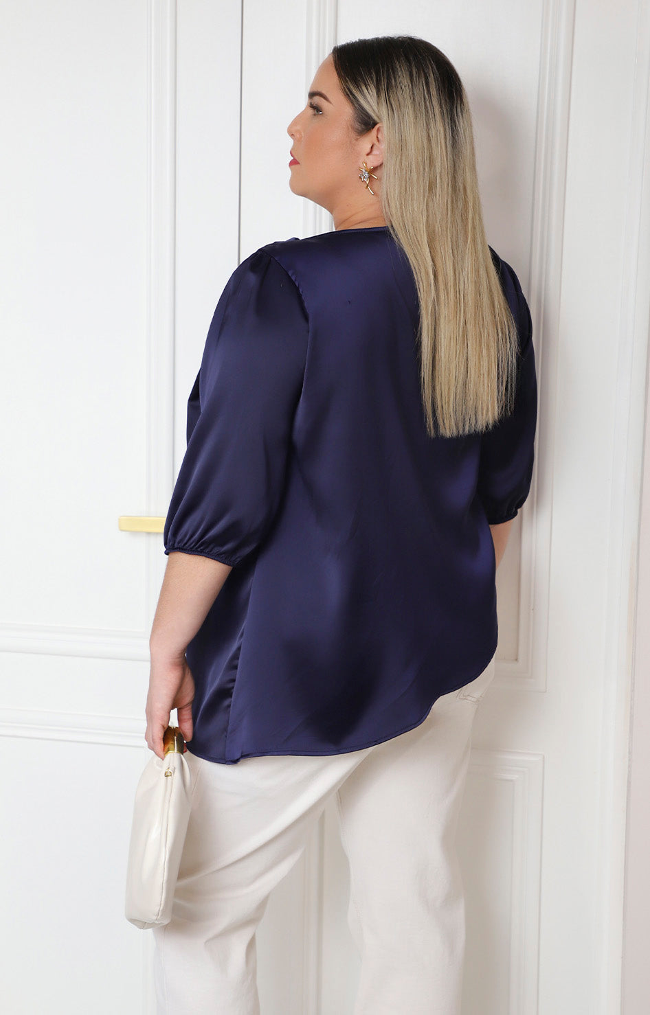 Blusa satinada con drapeado frontal y mangas globo