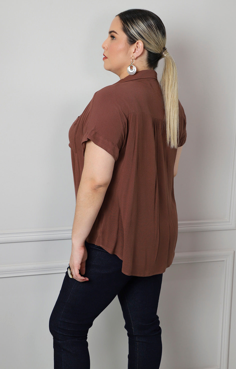 Blusa café con bolsillos frontales