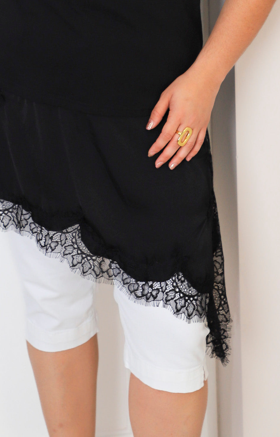 Blusa asímetrica con encaje