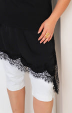Blusa asímetrica con encaje