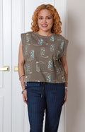 Blusa verde estampado de botas vaqueras