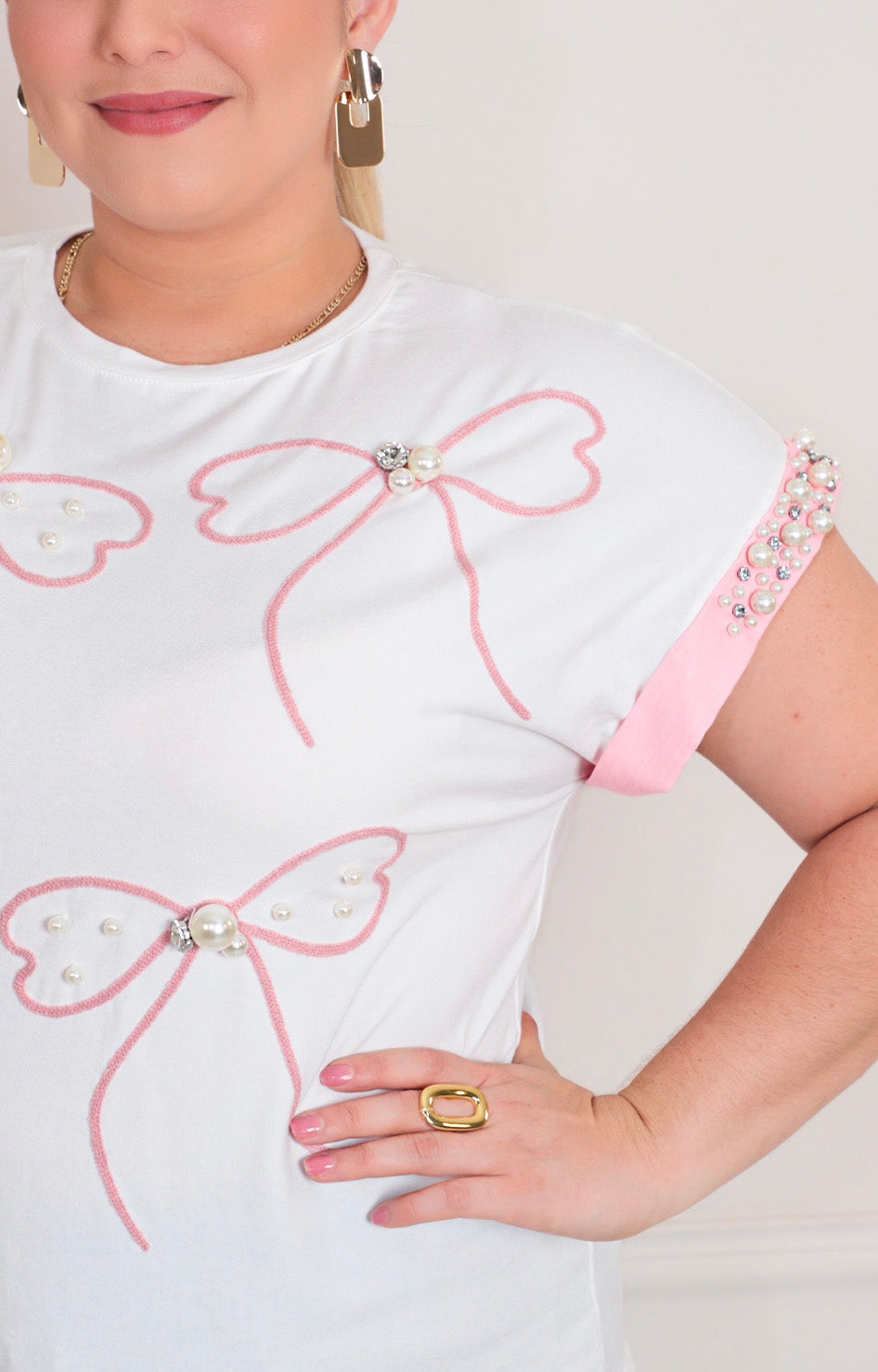 Blusa blanca con moños y aplicaciones