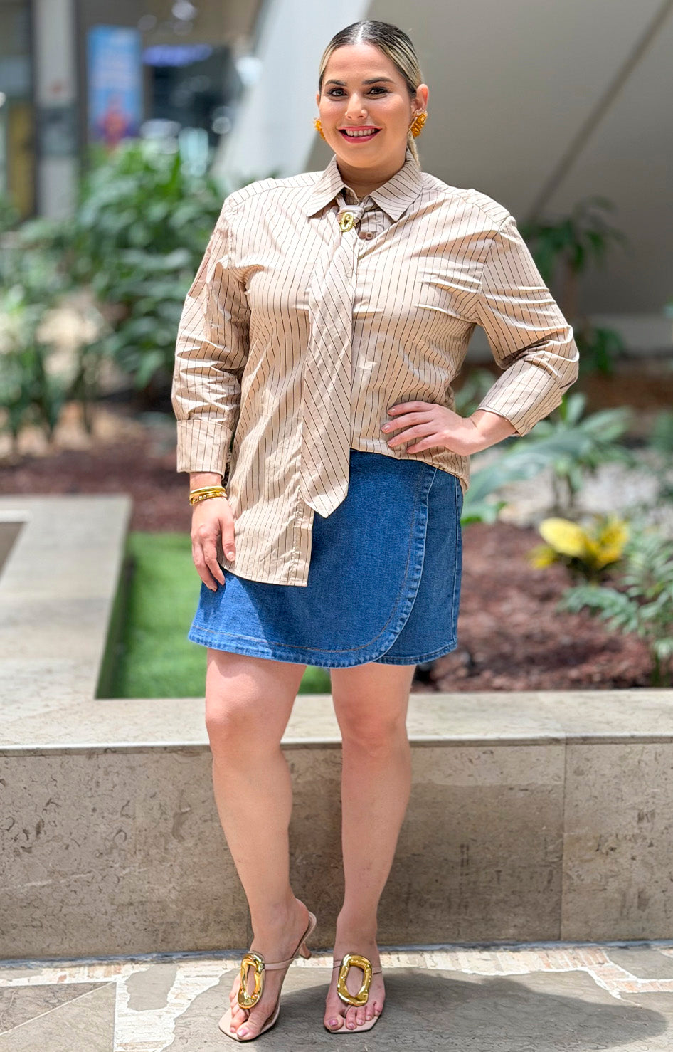 Blusa beige de rayas con corbata