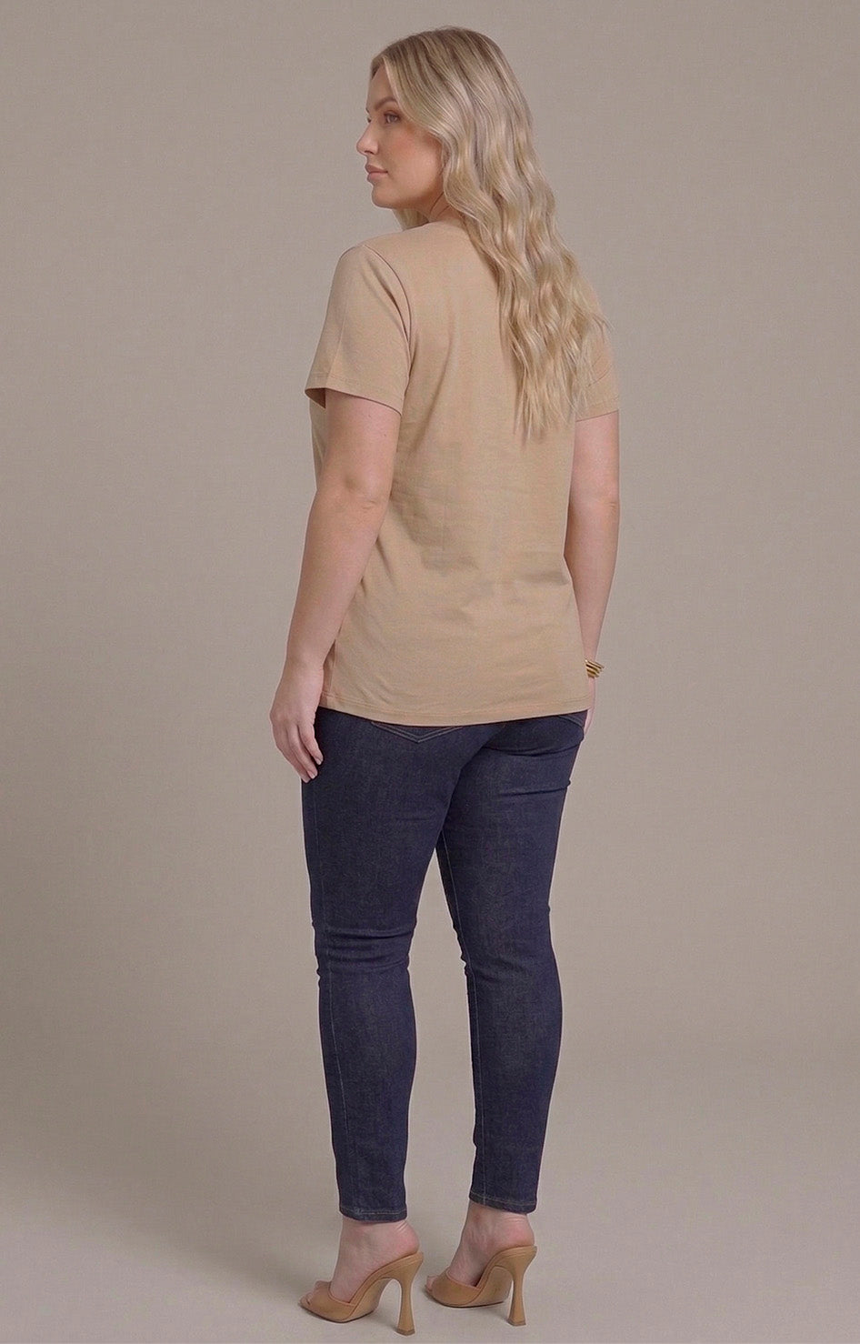 Blusa básica beige - BLUSAS CURVY Boutiquemirel 