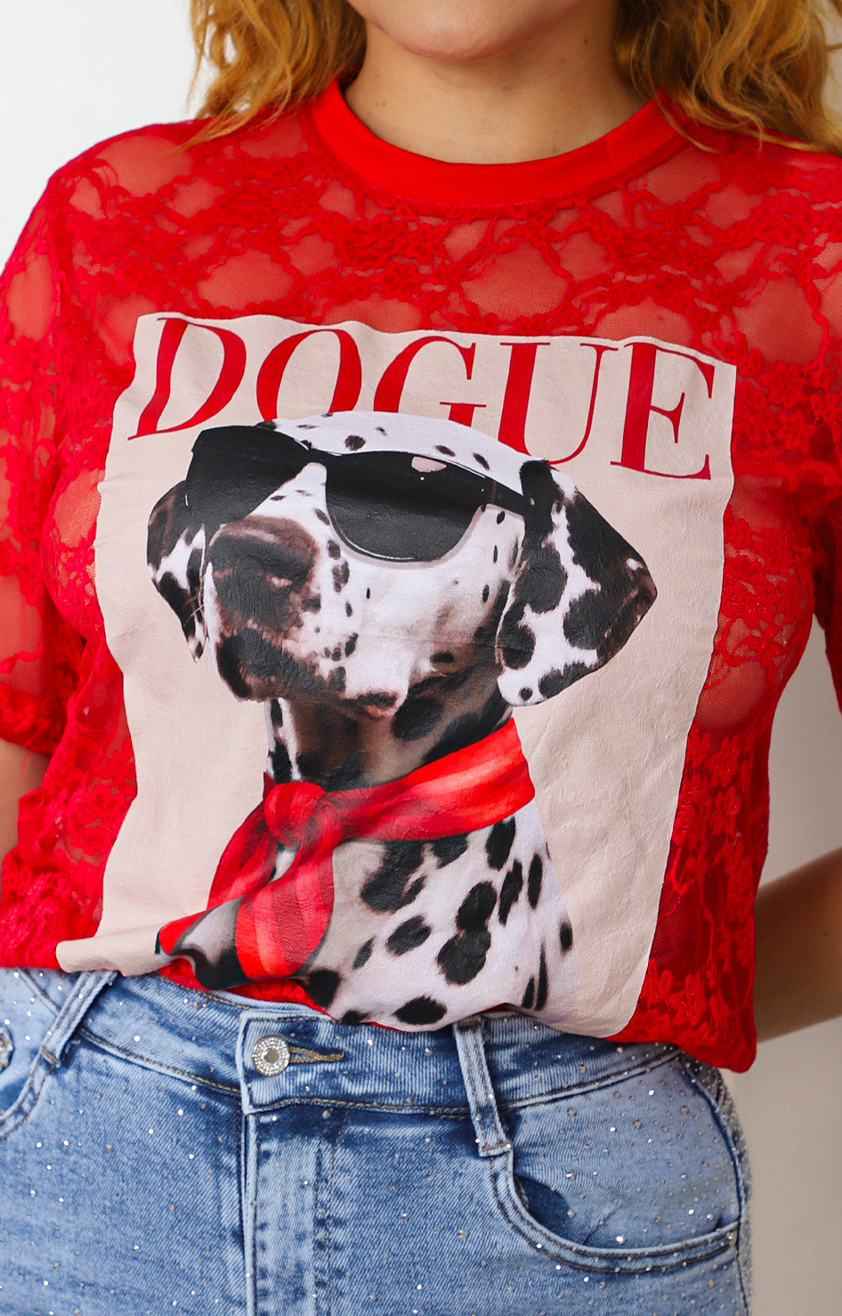 Blusa roja de encaje con estampado gráfico