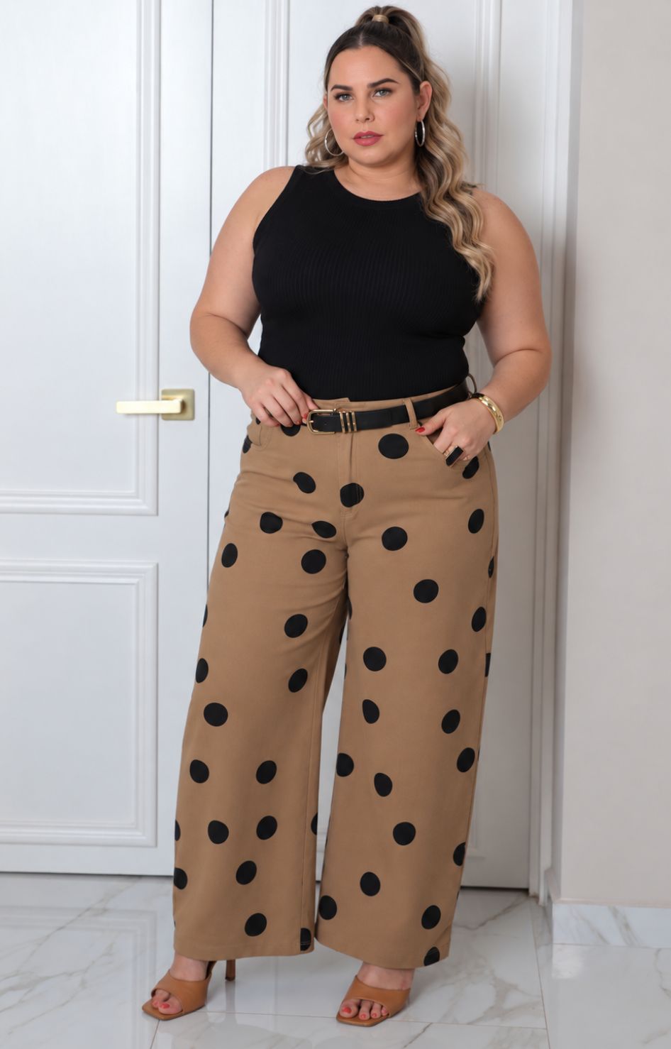 Pantalón con polka dots y cinturón