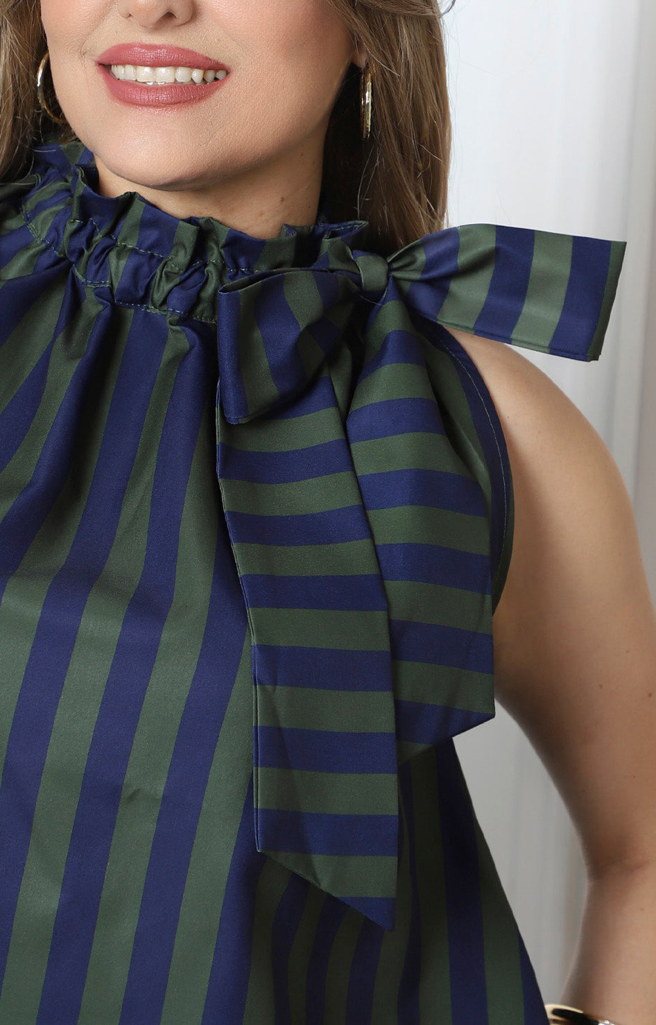 Blusa a rayas con moño en el cuello