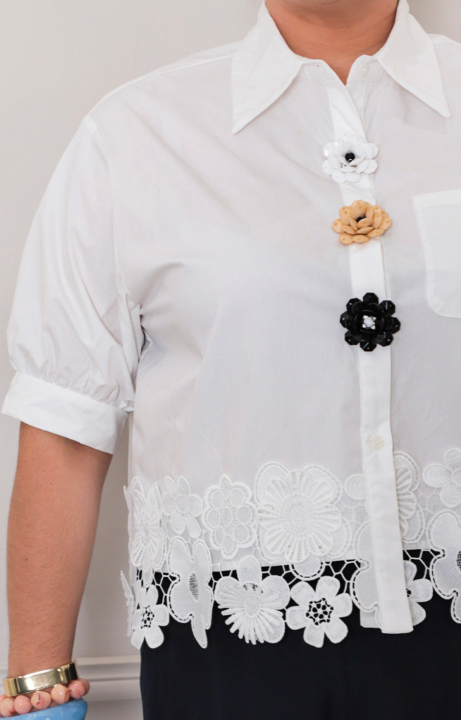 Blusa blanca con flores - BLUSAS CURVY Boutiquemirel 