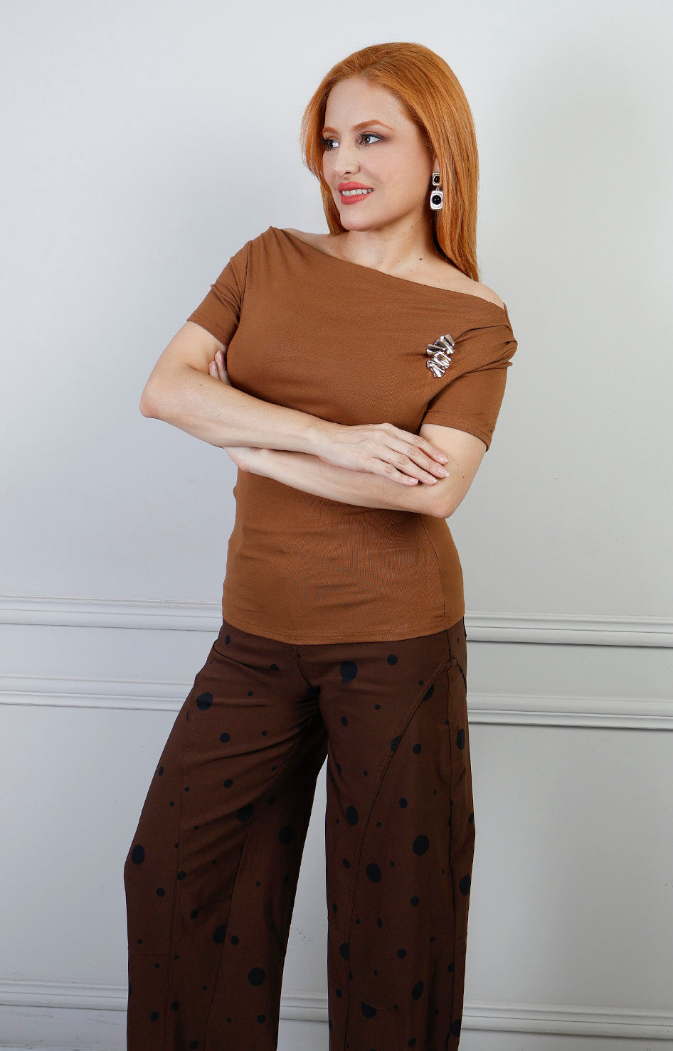 Blusa regular de Boutiquemirel con escote drapeado y detalle dorado, vista frontal, tela suave y elegante.