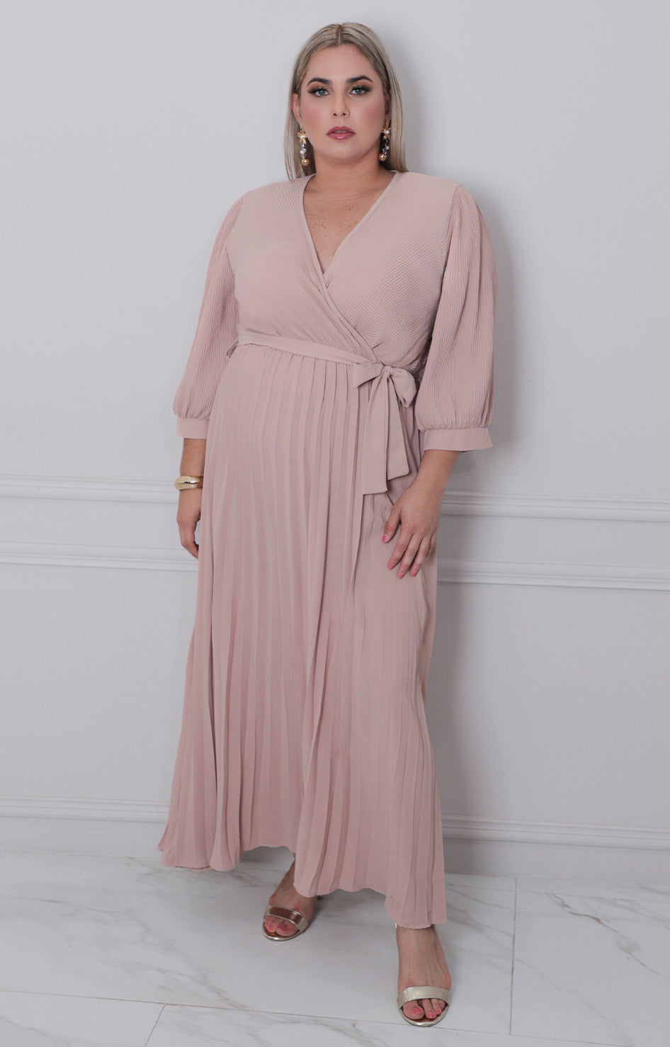 Vestido beige plisado - VESTIDO LARGO CURVY Boutiquemirel 