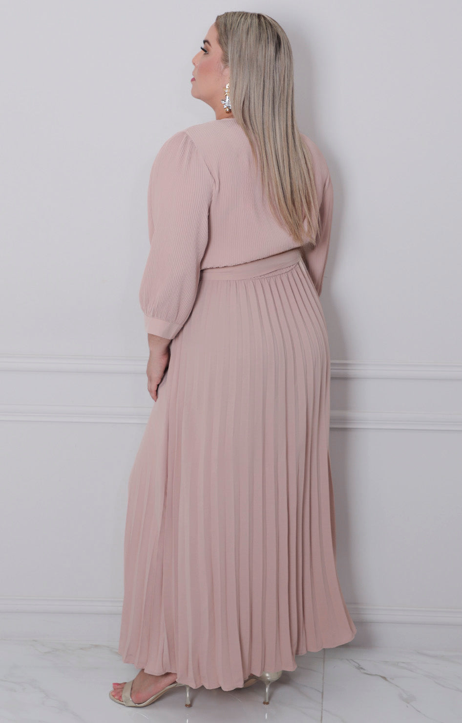 Vestido beige plisado - VESTIDO LARGO CURVY Boutiquemirel 