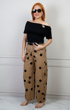 Blusa regular de Boutiquemirel con escote drapeado y detalle dorado, mostrada en la imagen.