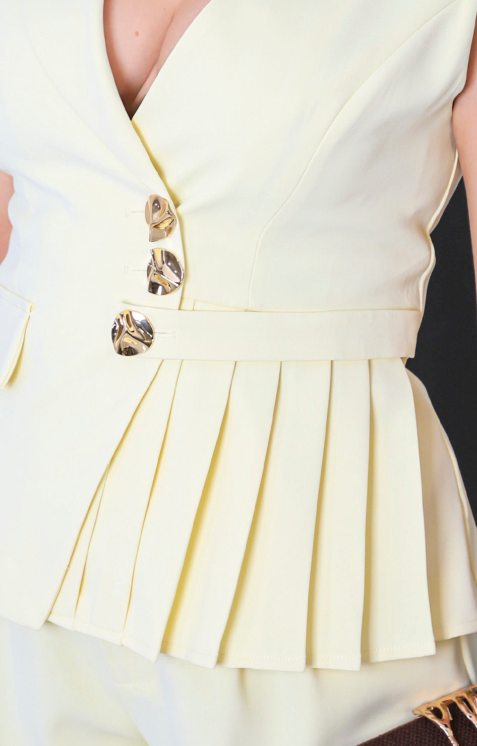Conjunto amarillo sastre con plisado