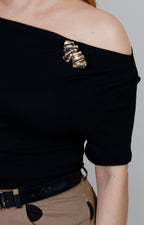 Blusa regular de Boutiquemirel con escote drapeado y detalle dorado, mostrando el diseño elegante y moderno.