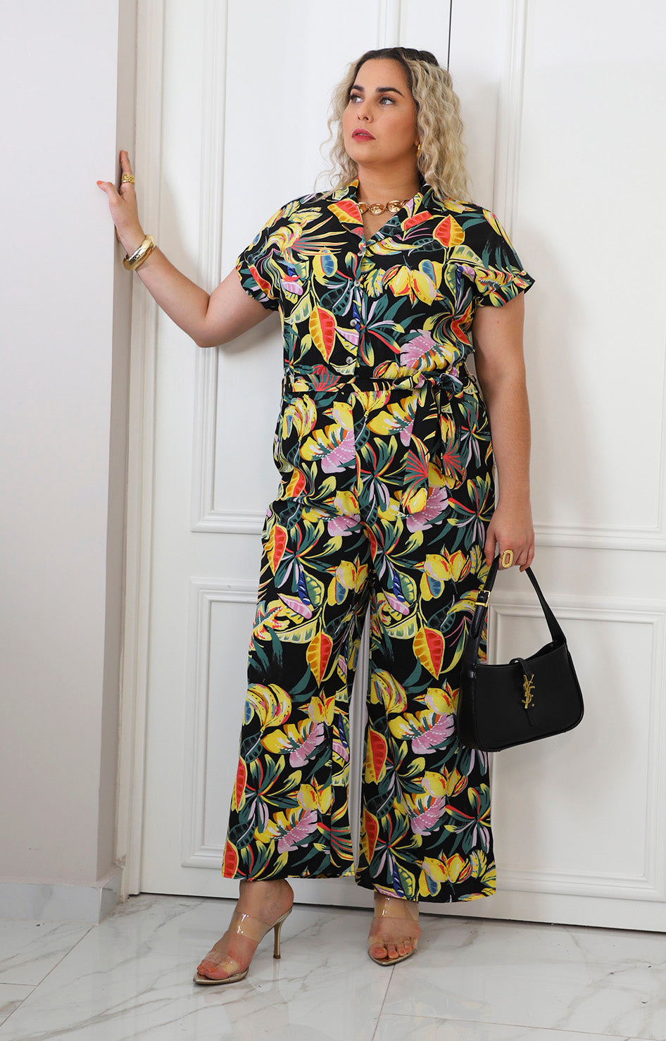 Palazzo negro con estampado tropical