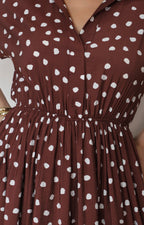 Vestido café estampado con polka dots