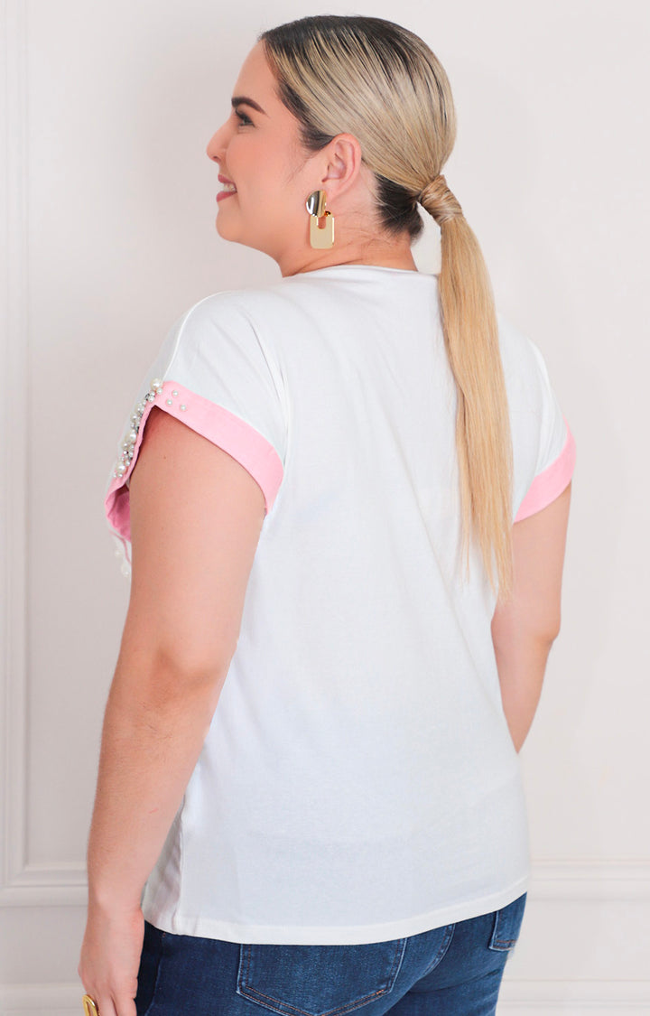 Blusa blanca con moños y aplicaciones