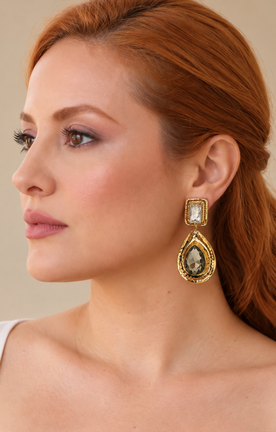Aretes largos dorados Boutiquemirel con piedras brillantes y diseño elegante